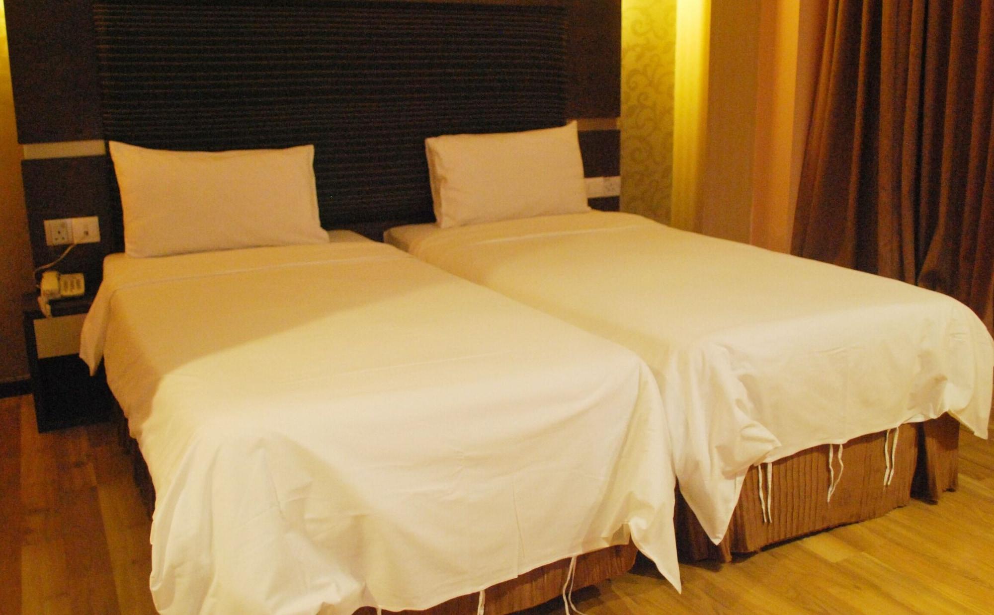 Courtyard Hotel 1Borneo Kota Kinabalu Exterior photo