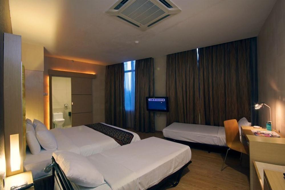 Courtyard Hotel 1Borneo Kota Kinabalu Exterior photo