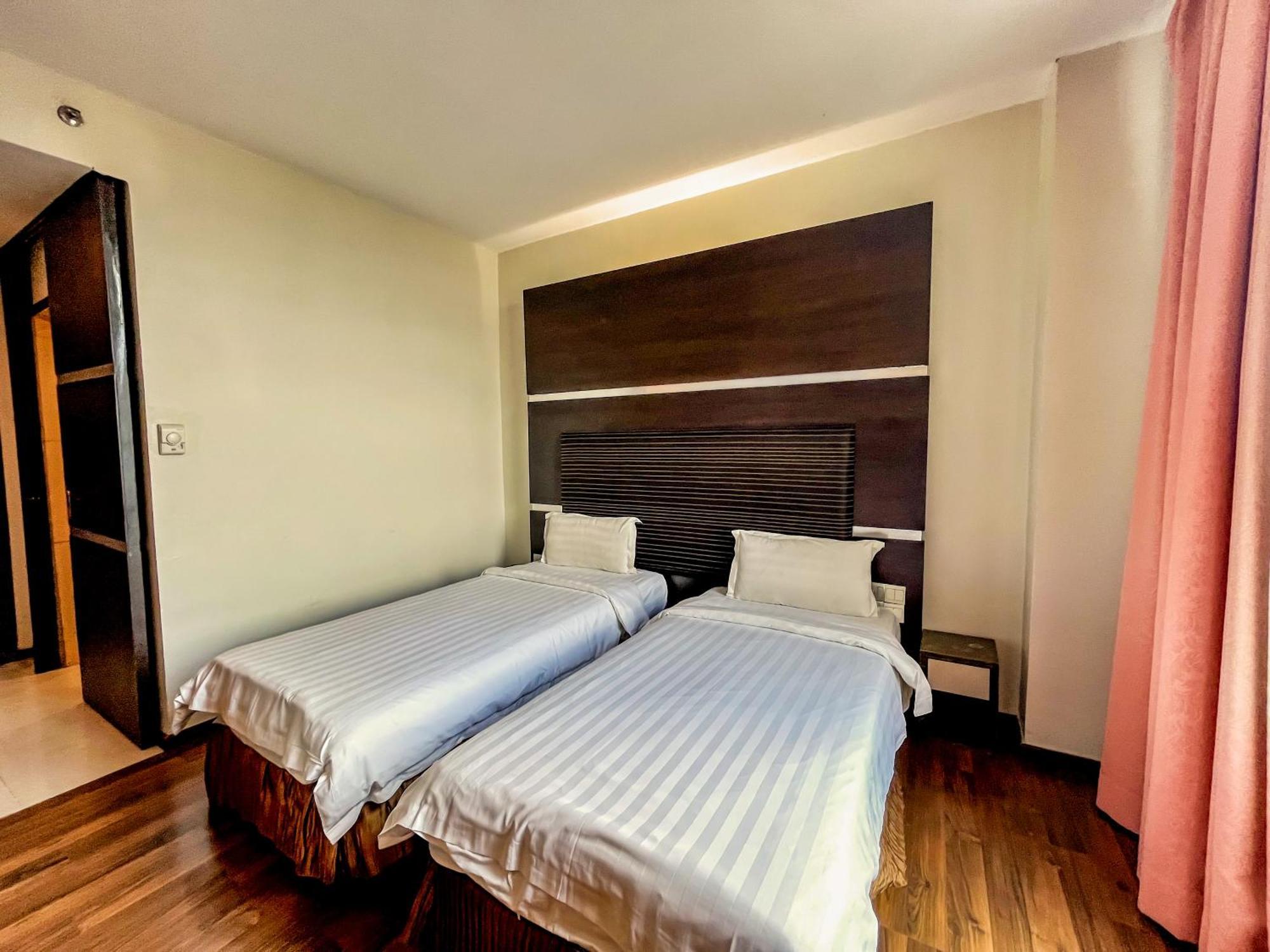 Courtyard Hotel 1Borneo Kota Kinabalu Exterior photo