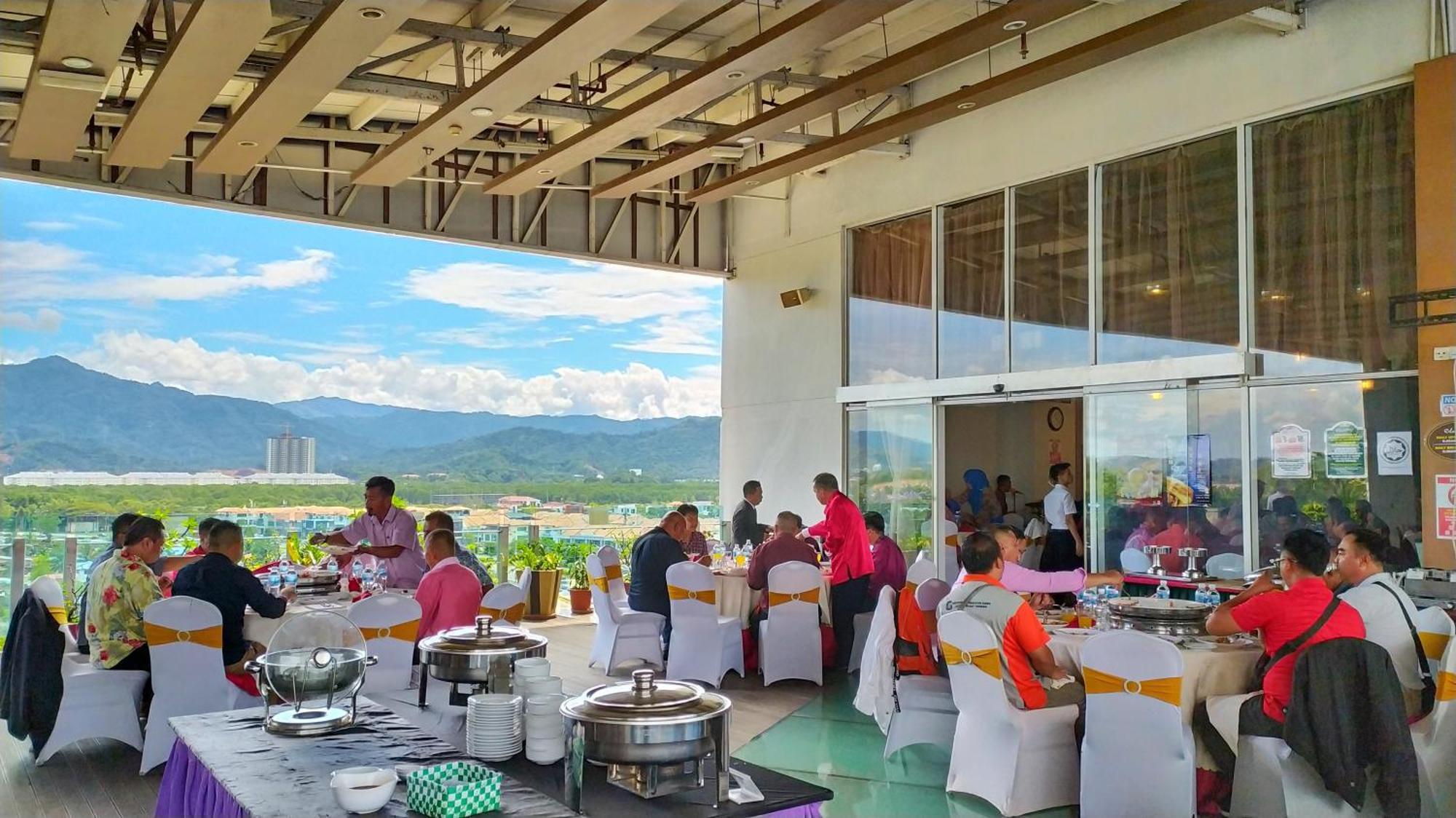 Courtyard Hotel 1Borneo Kota Kinabalu Exterior photo