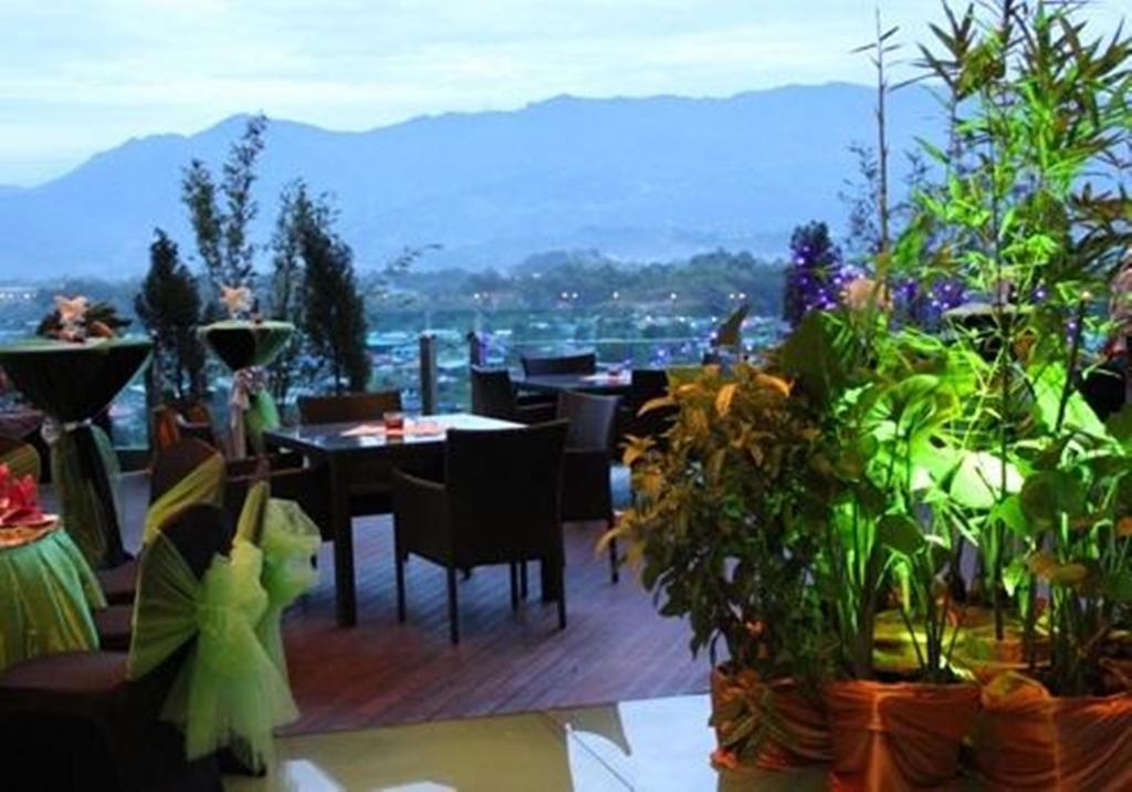 Courtyard Hotel 1Borneo Kota Kinabalu Exterior photo