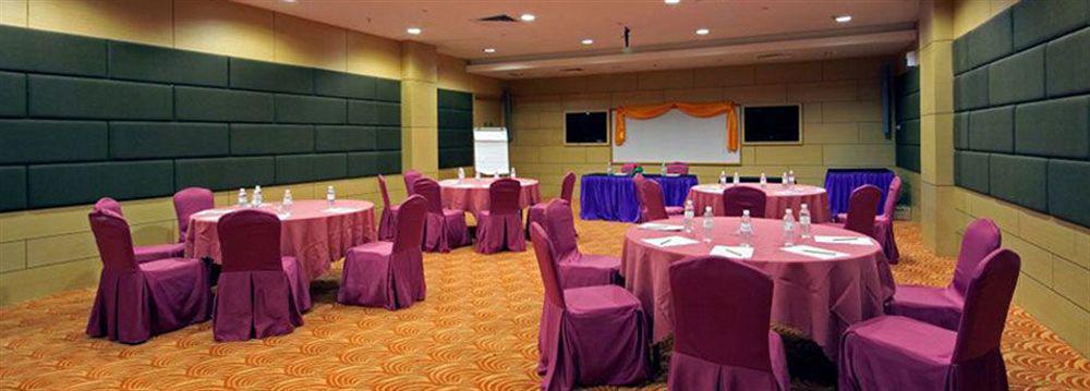 Courtyard Hotel 1Borneo Kota Kinabalu Exterior photo